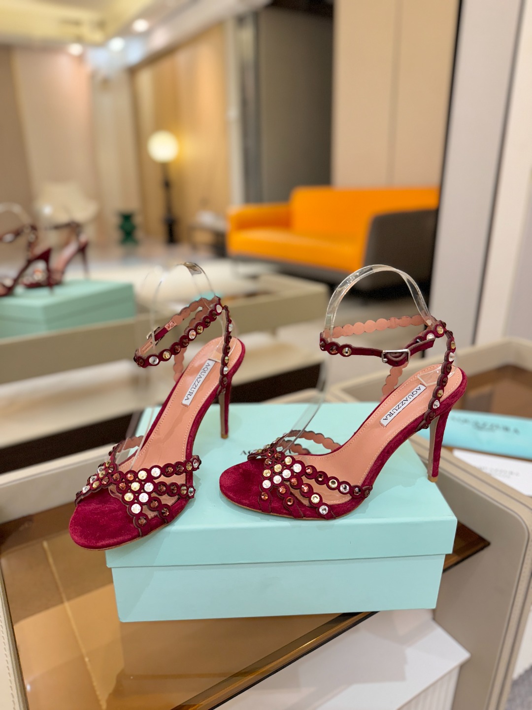 Aquazzura   菠萝   𝐒𝐒  𝐧𝐞𝐰春夏新品高跟凉鞋。满满的钻，超闪 🌸((☀️⥎☀️))🌸