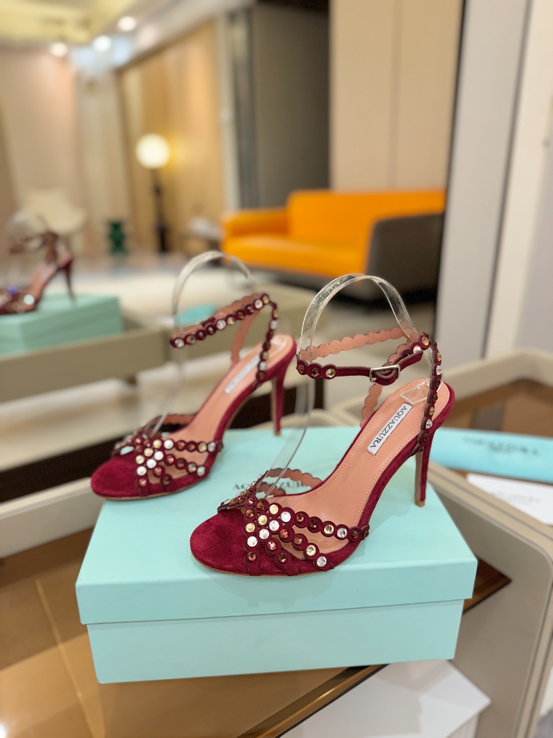 Aquazzura   菠萝   𝐒𝐒  𝐧𝐞𝐰春夏新品高跟凉鞋。满满的钻，超闪 🌸((☀️⥎☀️))🌸