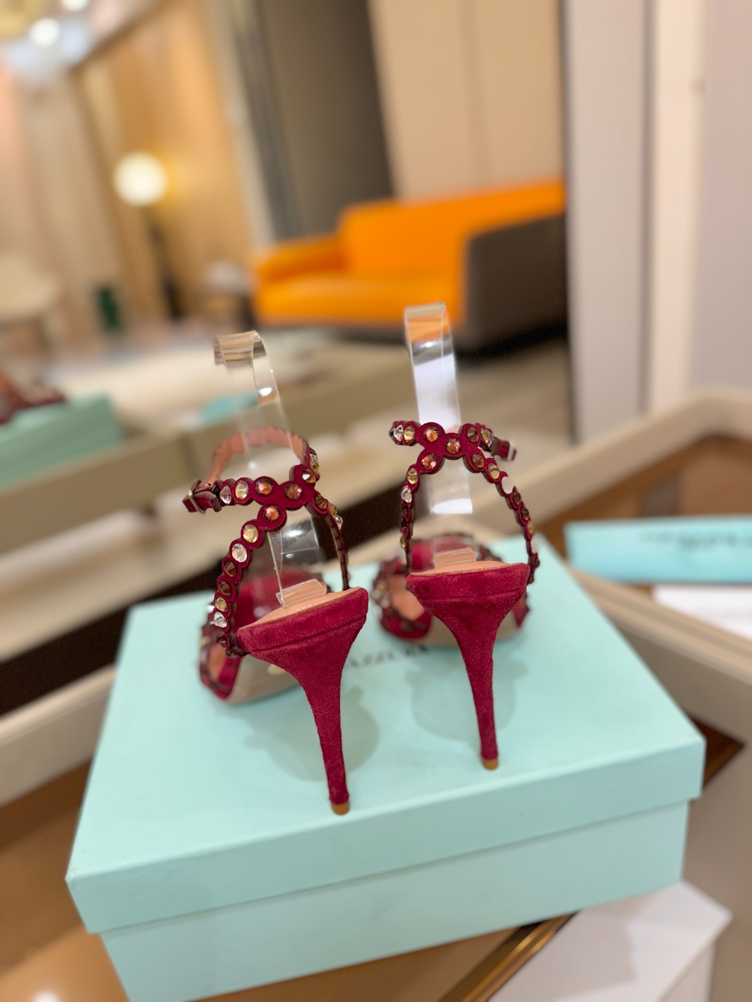 Aquazzura   菠萝   𝐒𝐒  𝐧𝐞𝐰春夏新品高跟凉鞋。满满的钻，超闪 🌸((☀️⥎☀️))🌸