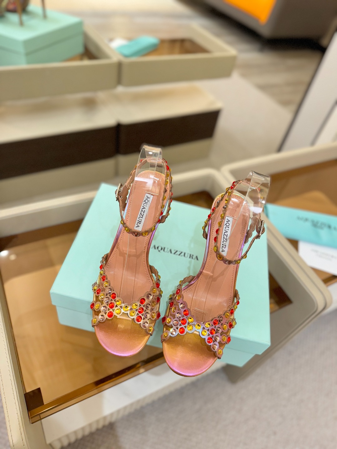 Aquazzura   菠萝   𝐒𝐒  𝐧𝐞𝐰春夏新品高跟凉鞋。满满的钻，超闪 🌸((☀️⥎☀️))🌸