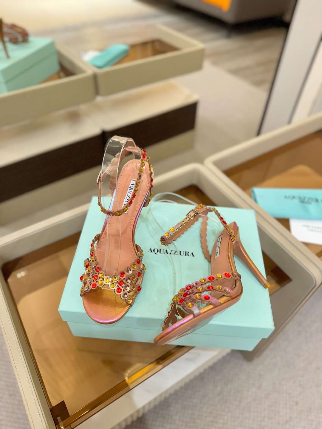 Aquazzura   菠萝   𝐒𝐒  𝐧𝐞𝐰春夏新品高跟凉鞋。满满的钻，超闪 🌸((☀️⥎☀️))🌸