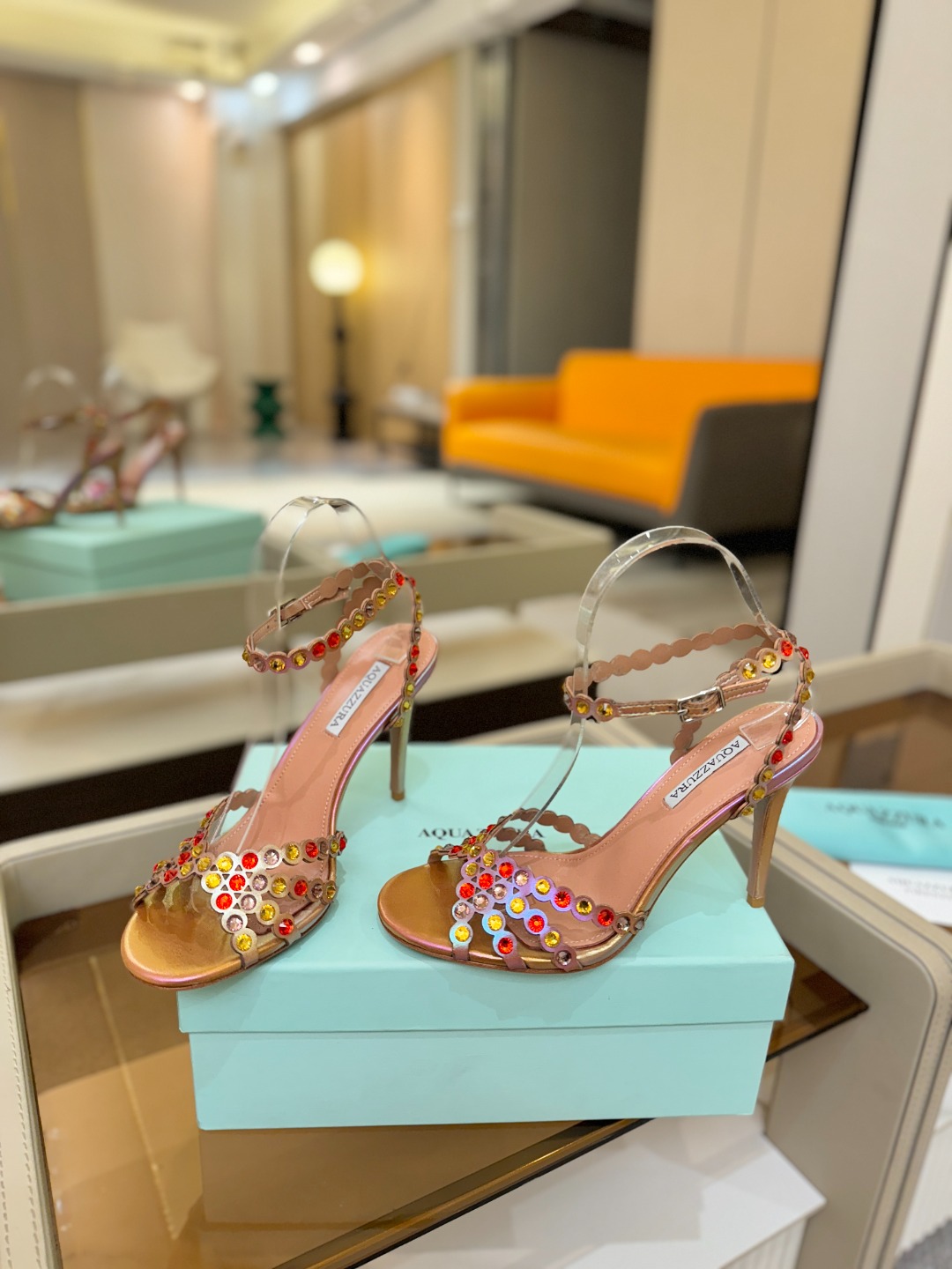Aquazzura   菠萝   𝐒𝐒  𝐧𝐞𝐰春夏新品高跟凉鞋。满满的钻，超闪 🌸((☀️⥎☀️))🌸