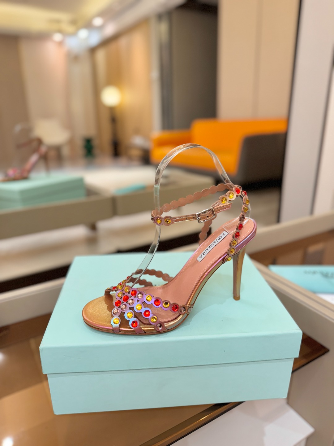 Aquazzura   菠萝   𝐒𝐒  𝐧𝐞𝐰春夏新品高跟凉鞋。满满的钻，超闪 🌸((☀️⥎☀️))🌸