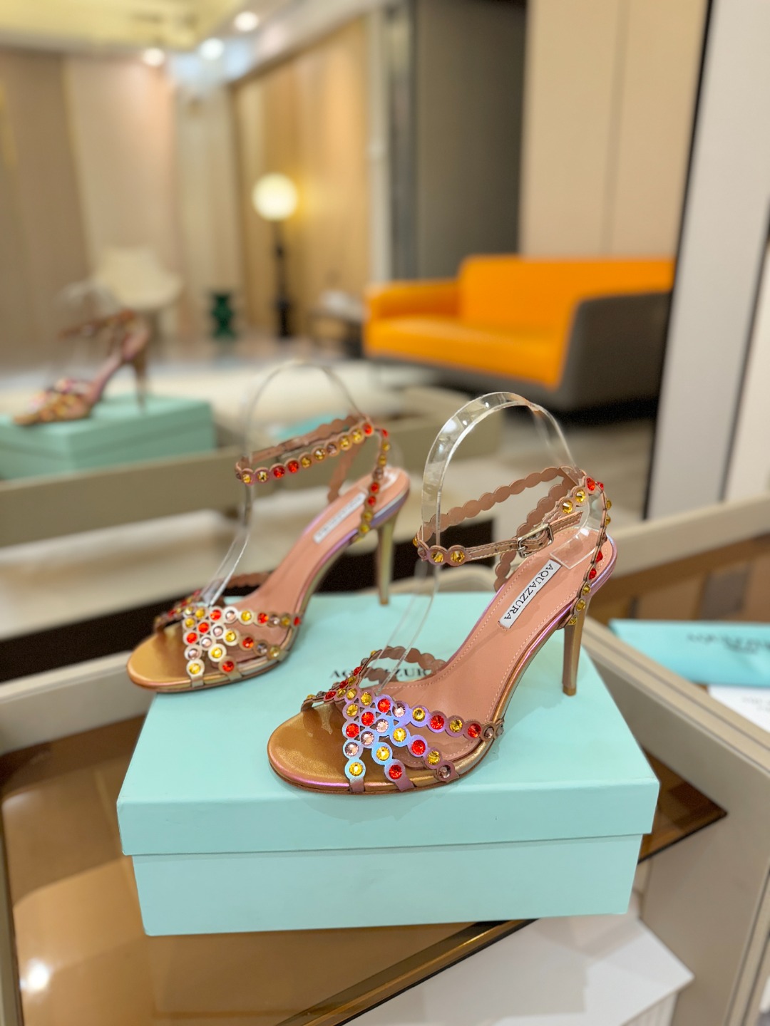 Aquazzura   菠萝   𝐒𝐒  𝐧𝐞𝐰春夏新品高跟凉鞋。满满的钻，超闪 🌸((☀️⥎☀️))🌸