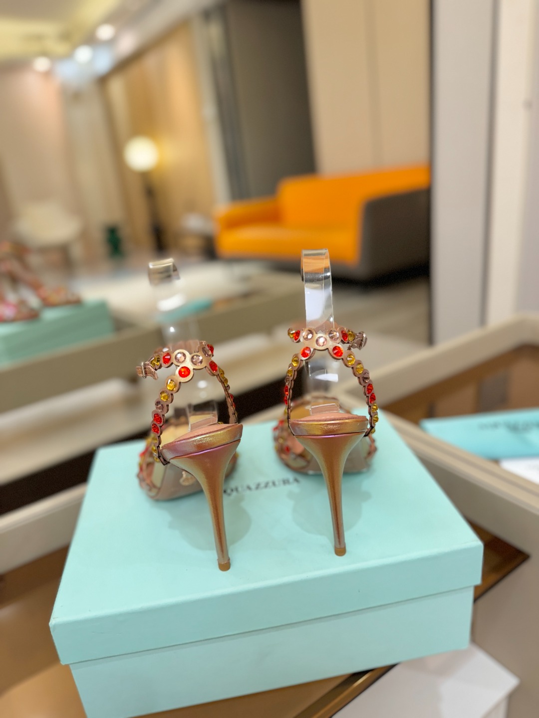 Aquazzura   菠萝   𝐒𝐒  𝐧𝐞𝐰春夏新品高跟凉鞋。满满的钻，超闪 🌸((☀️⥎☀️))🌸