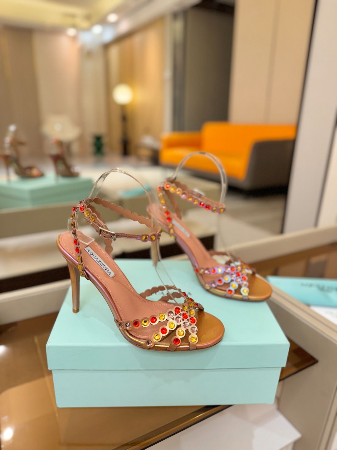 Aquazzura   菠萝   𝐒𝐒  𝐧𝐞𝐰春夏新品高跟凉鞋。满满的钻，超闪 🌸((☀️⥎☀️))🌸