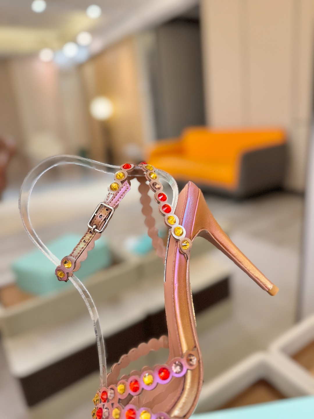 Aquazzura   菠萝   𝐒𝐒  𝐧𝐞𝐰春夏新品高跟凉鞋。满满的钻，超闪 🌸((☀️⥎☀️))🌸