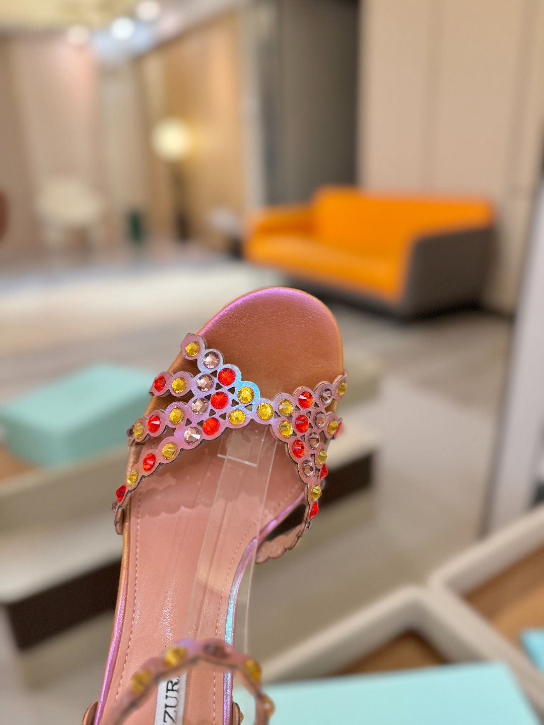 Aquazzura   菠萝   𝐒𝐒  𝐧𝐞𝐰春夏新品高跟凉鞋。满满的钻，超闪 🌸((☀️⥎☀️))🌸