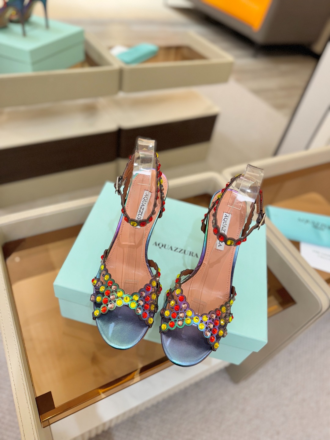 Aquazzura   菠萝   𝐒𝐒  𝐧𝐞𝐰春夏新品高跟凉鞋。满满的钻，超闪 🌸((☀️⥎☀️))🌸