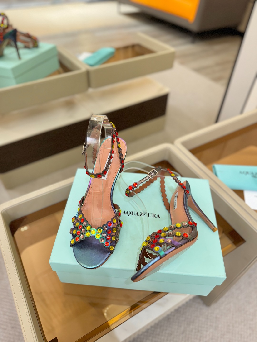 Aquazzura   菠萝   𝐒𝐒  𝐧𝐞𝐰春夏新品高跟凉鞋。满满的钻，超闪 🌸((☀️⥎☀️))🌸