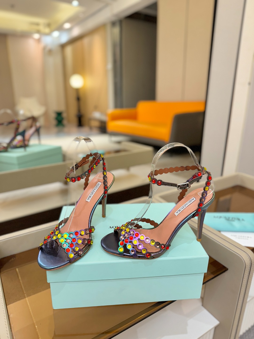 Aquazzura   菠萝   𝐒𝐒  𝐧𝐞𝐰春夏新品高跟凉鞋。满满的钻，超闪 🌸((☀️⥎☀️))🌸
