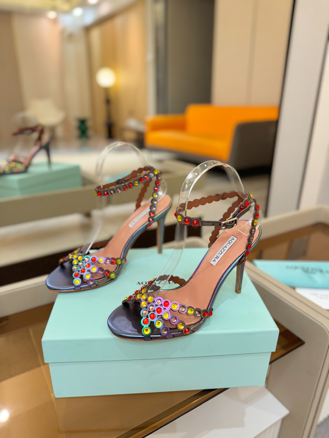Aquazzura   菠萝   𝐒𝐒  𝐧𝐞𝐰春夏新品高跟凉鞋。满满的钻，超闪 🌸((☀️⥎☀️))🌸