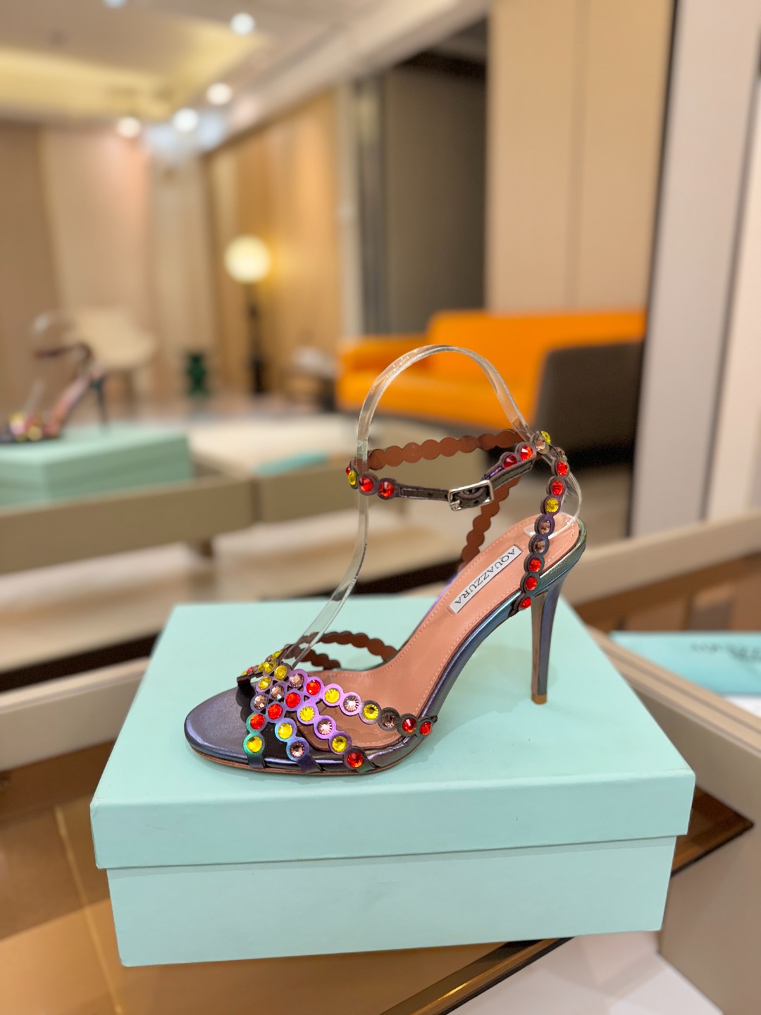 Aquazzura   菠萝   𝐒𝐒  𝐧𝐞𝐰春夏新品高跟凉鞋。满满的钻，超闪 🌸((☀️⥎☀️))🌸