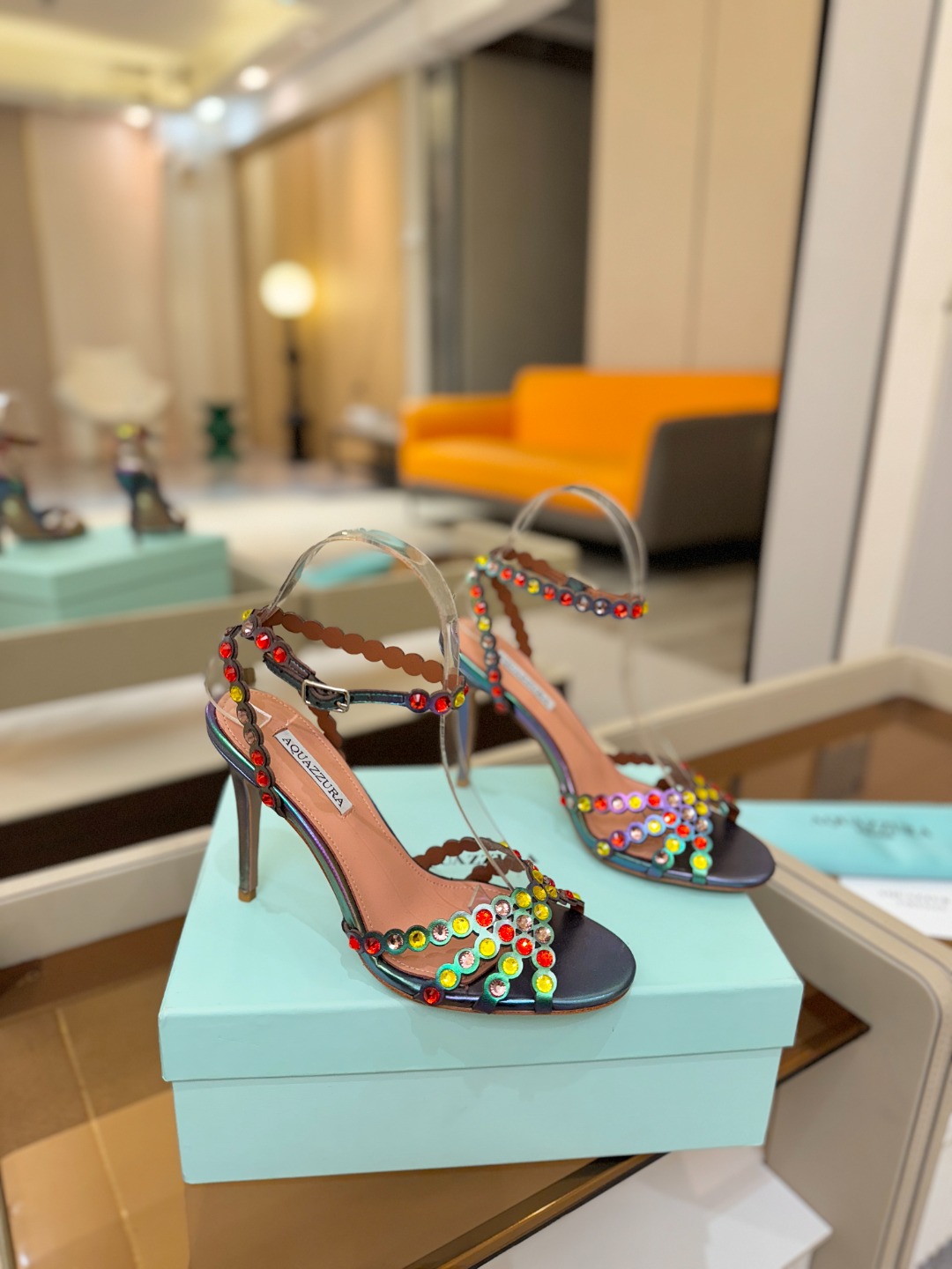 Aquazzura   菠萝   𝐒𝐒  𝐧𝐞𝐰春夏新品高跟凉鞋。满满的钻，超闪 🌸((☀️⥎☀️))🌸