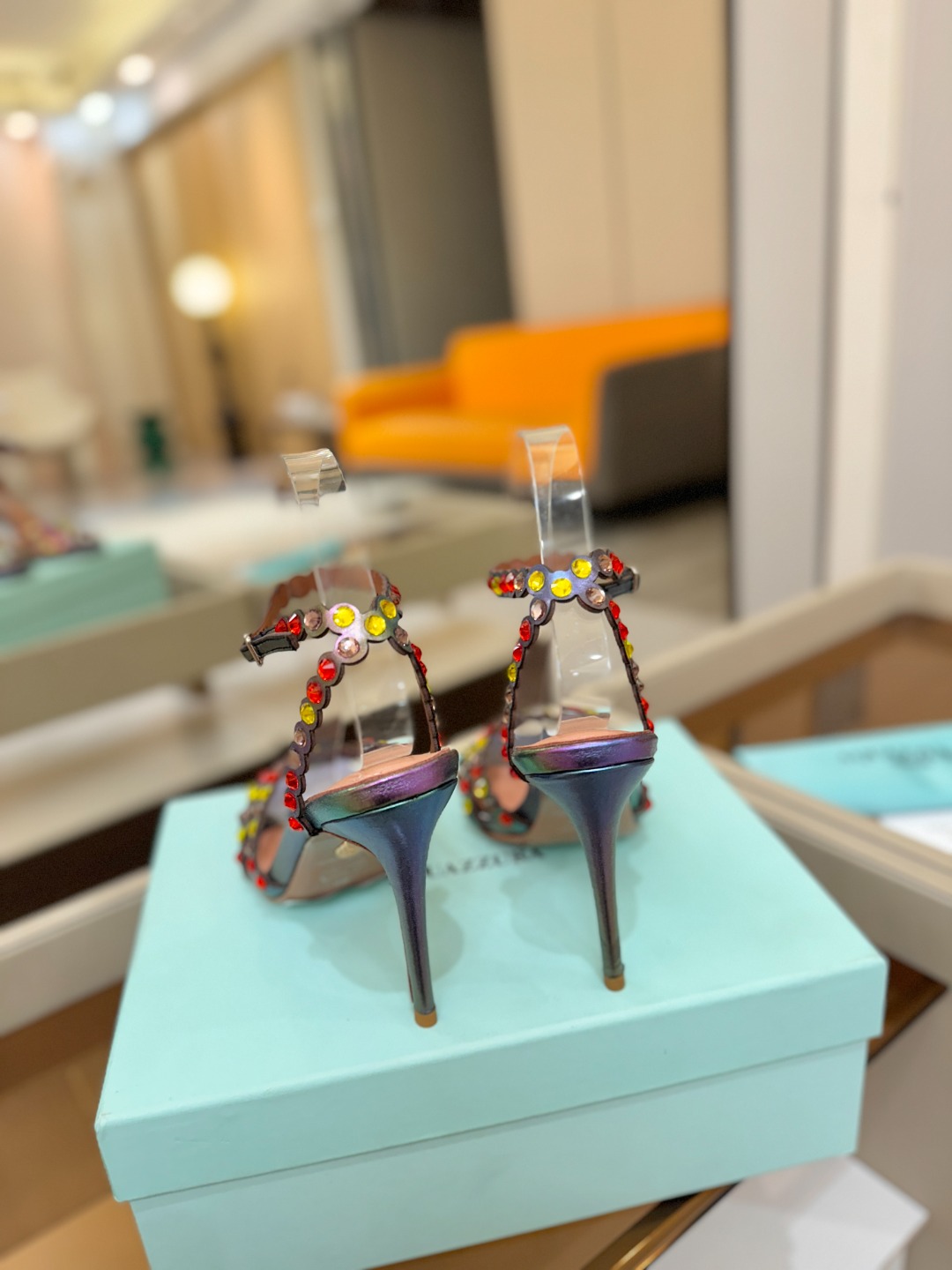 Aquazzura   菠萝   𝐒𝐒  𝐧𝐞𝐰春夏新品高跟凉鞋。满满的钻，超闪 🌸((☀️⥎☀️))🌸