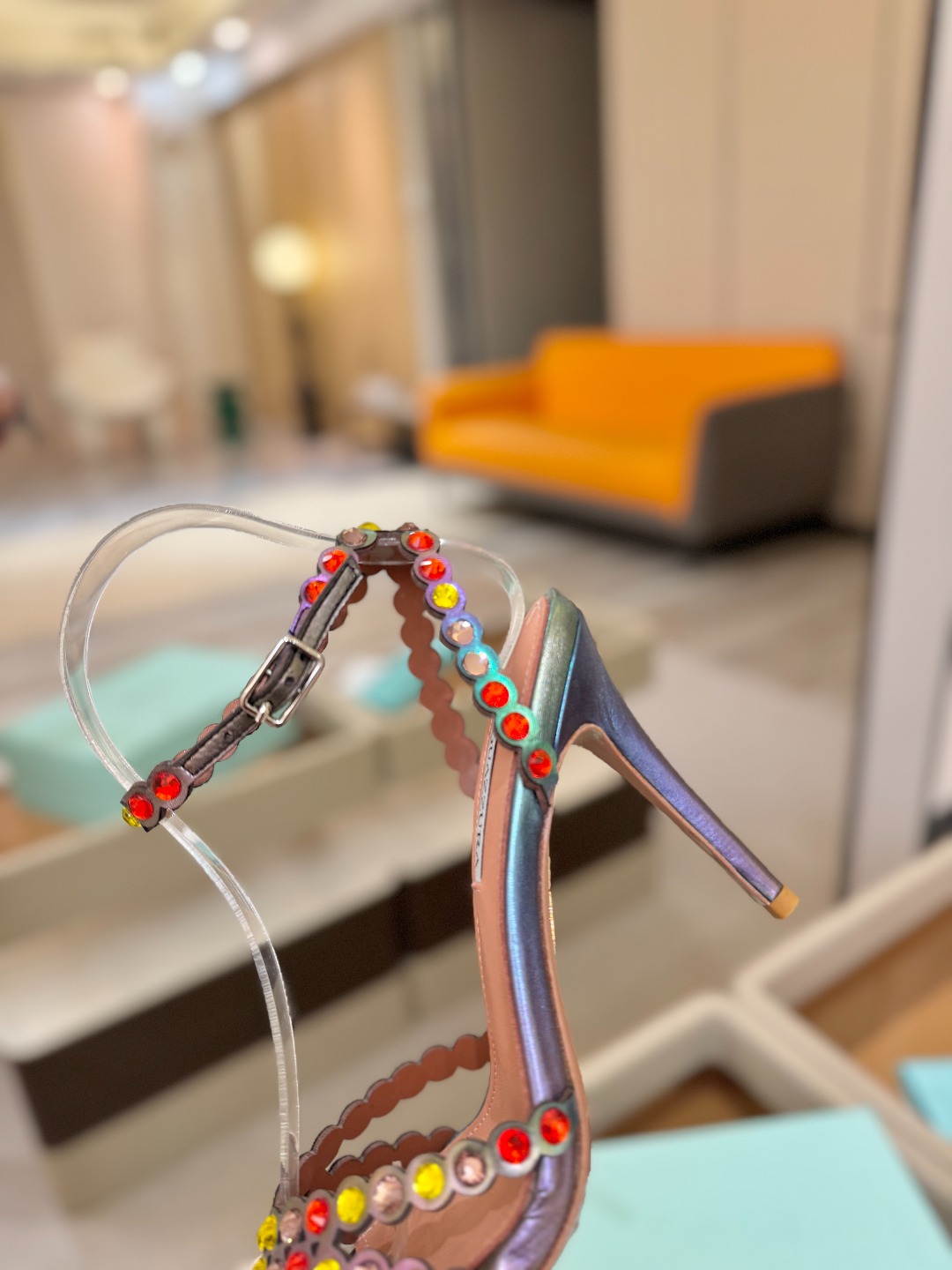 Aquazzura   菠萝   𝐒𝐒  𝐧𝐞𝐰春夏新品高跟凉鞋。满满的钻，超闪 🌸((☀️⥎☀️))🌸