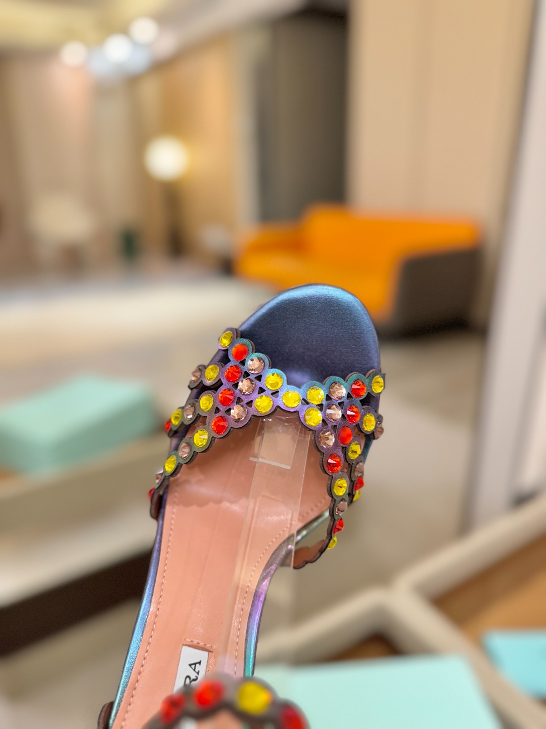 Aquazzura   菠萝   𝐒𝐒  𝐧𝐞𝐰春夏新品高跟凉鞋。满满的钻，超闪 🌸((☀️⥎☀️))🌸