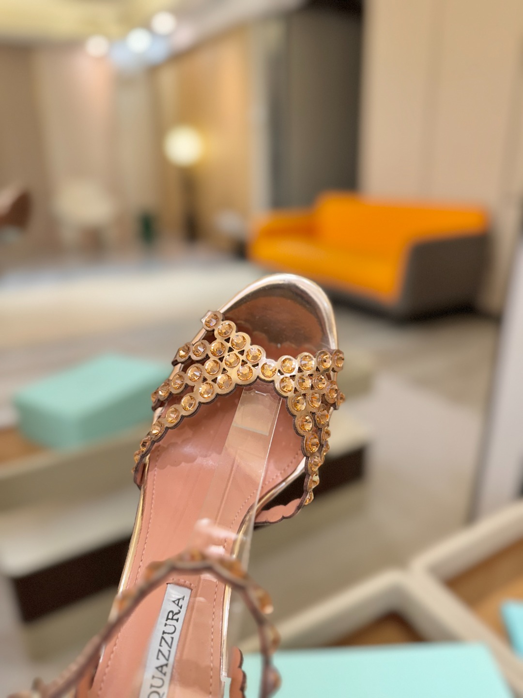 Aquazzura   菠萝   𝐒𝐒  𝐧𝐞𝐰春夏新品高跟凉鞋。满满的钻，超闪 🌸((☀️⥎☀️))🌸