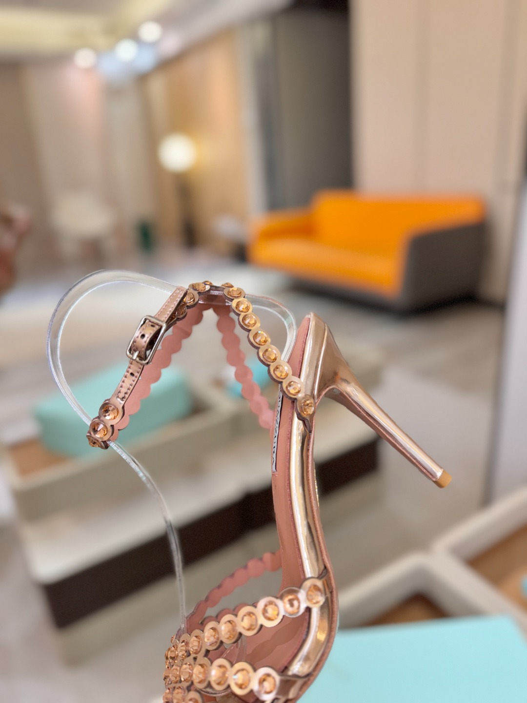 Aquazzura   菠萝   𝐒𝐒  𝐧𝐞𝐰春夏新品高跟凉鞋。满满的钻，超闪 🌸((☀️⥎☀️))🌸