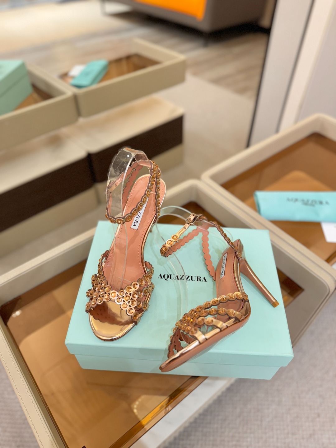 Aquazzura   菠萝   𝐒𝐒  𝐧𝐞𝐰春夏新品高跟凉鞋。满满的钻，超闪 🌸((☀️⥎☀️))🌸