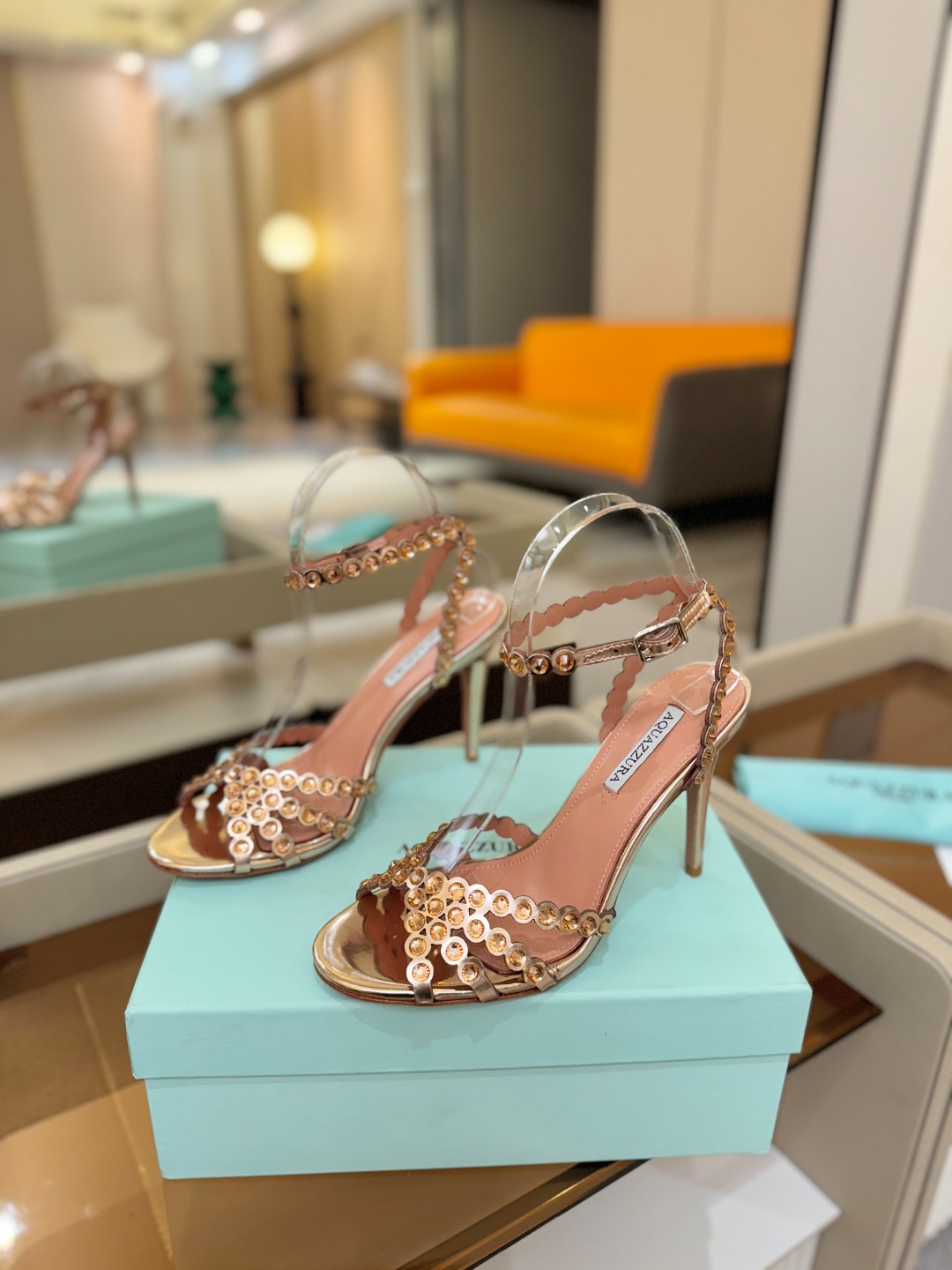 Aquazzura   菠萝   𝐒𝐒  𝐧𝐞𝐰春夏新品高跟凉鞋。满满的钻，超闪 🌸((☀️⥎☀️))🌸