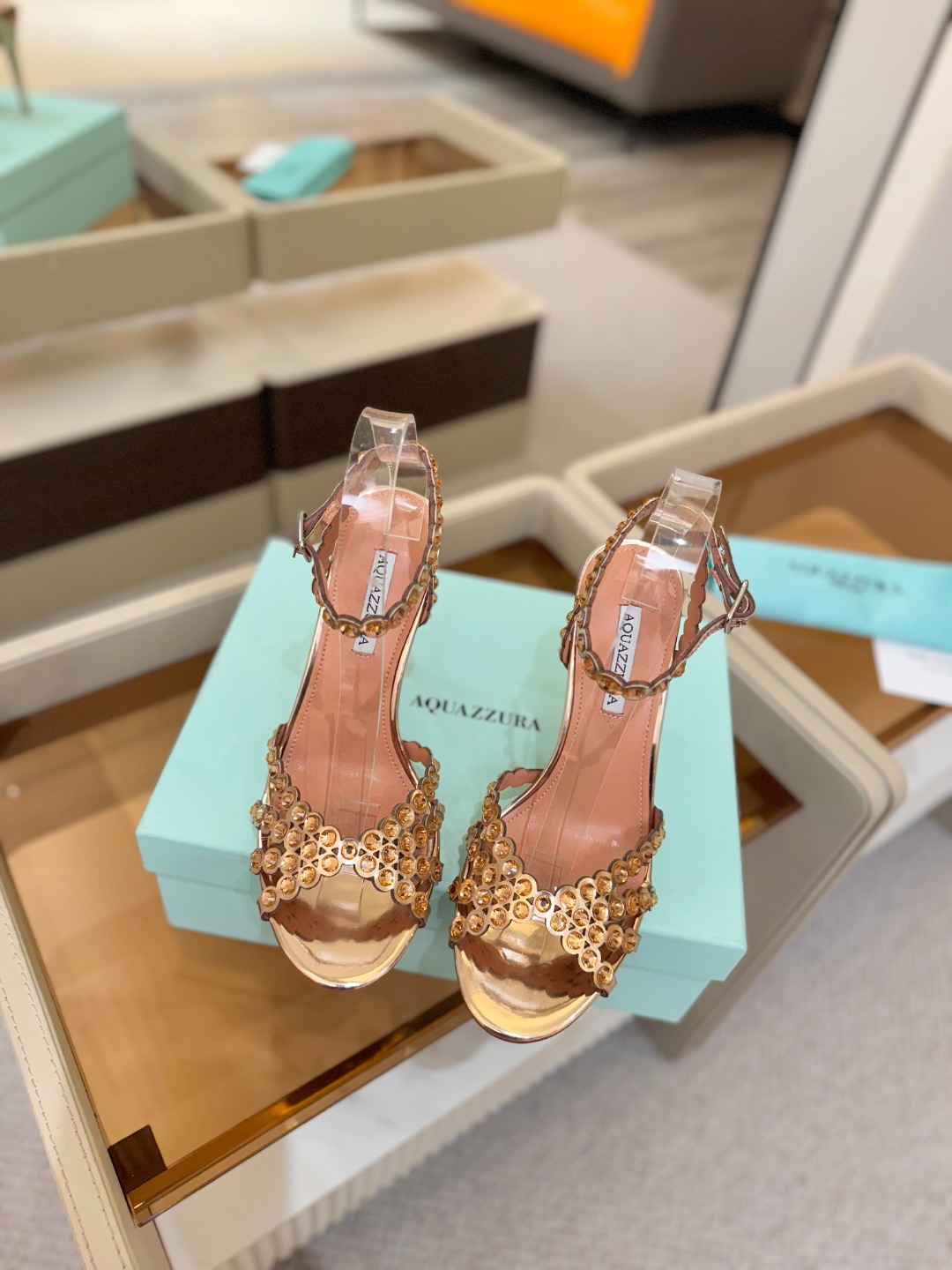 Aquazzura   菠萝   𝐒𝐒  𝐧𝐞𝐰春夏新品高跟凉鞋。满满的钻，超闪 🌸((☀️⥎☀️))🌸
