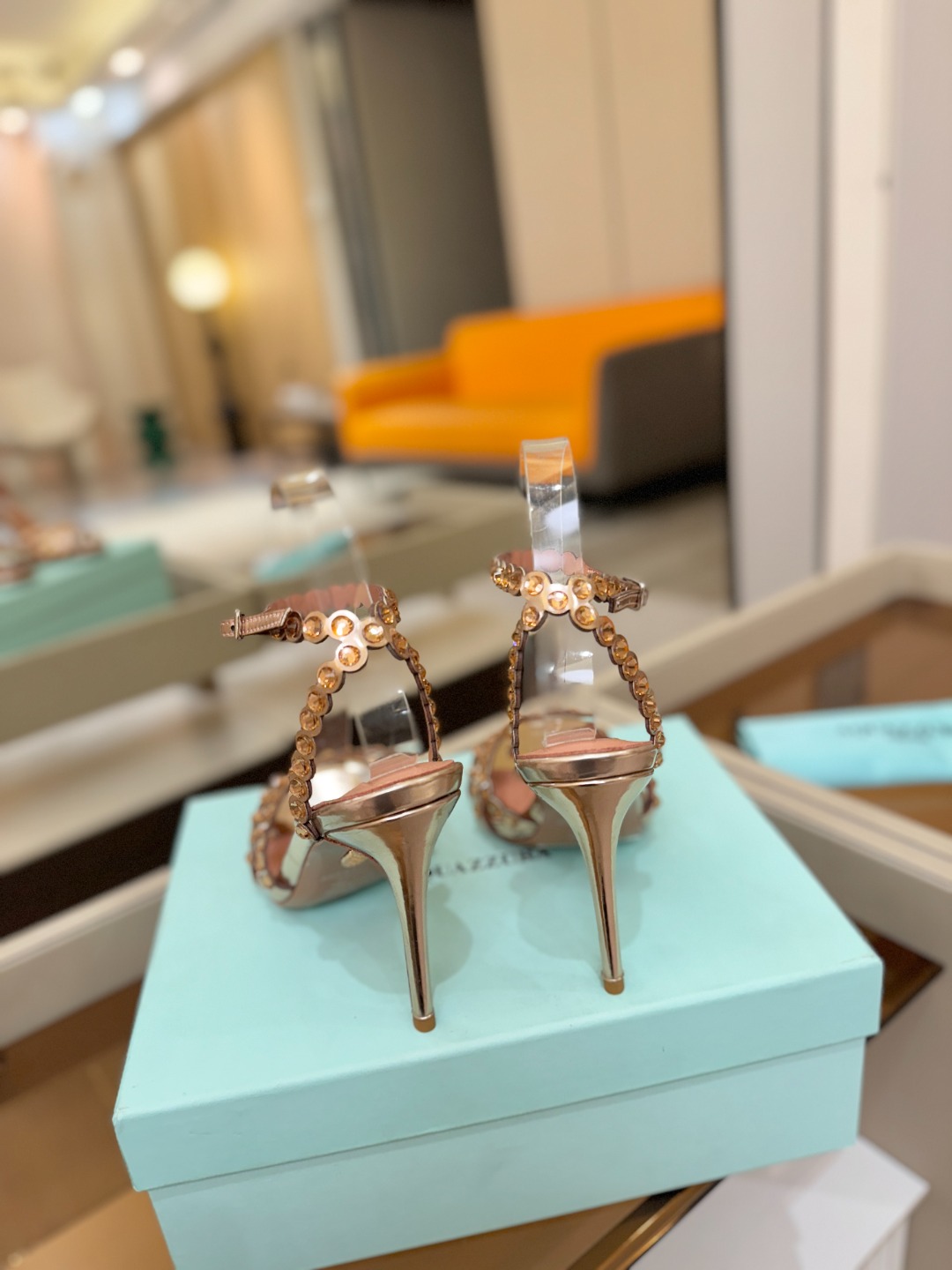 Aquazzura   菠萝   𝐒𝐒  𝐧𝐞𝐰春夏新品高跟凉鞋。满满的钻，超闪 🌸((☀️⥎☀️))🌸