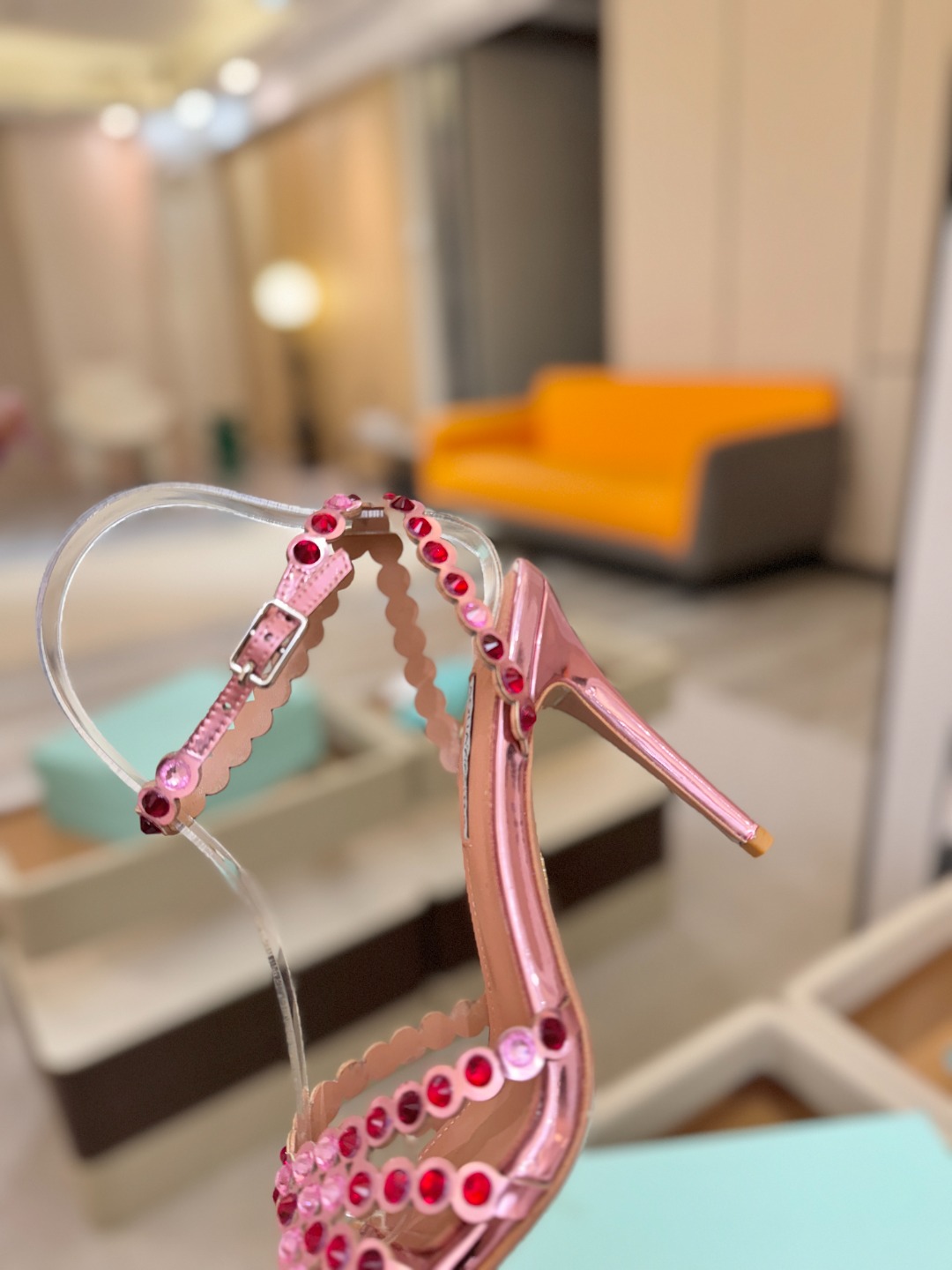 Aquazzura   菠萝   𝐒𝐒  𝐧𝐞𝐰春夏新品高跟凉鞋。满满的钻，超闪 🌸((☀️⥎☀️))🌸