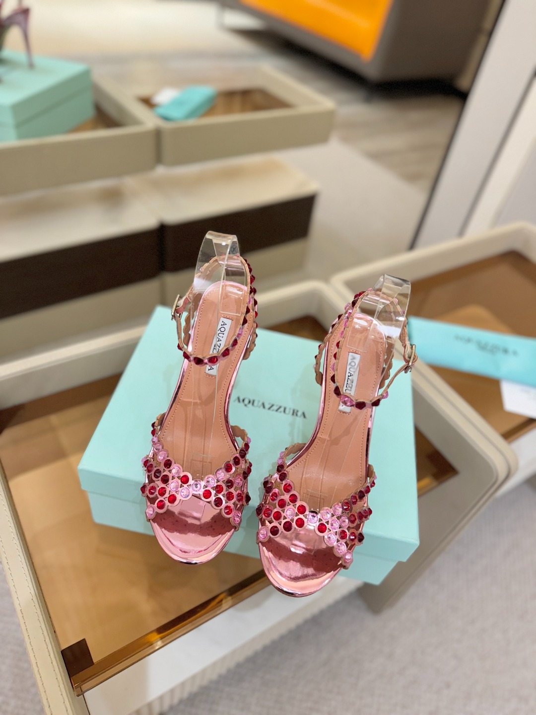 Aquazzura   菠萝   𝐒𝐒  𝐧𝐞𝐰春夏新品高跟凉鞋。满满的钻，超闪 🌸((☀️⥎☀️))🌸