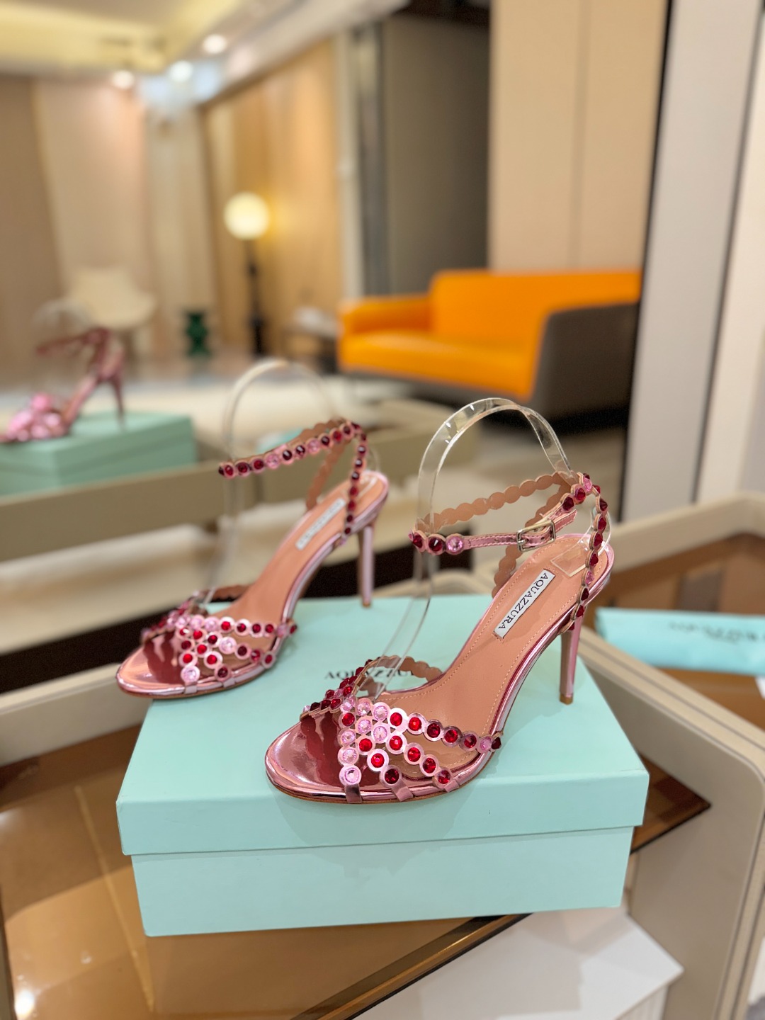 Aquazzura   菠萝   𝐒𝐒  𝐧𝐞𝐰春夏新品高跟凉鞋。满满的钻，超闪 🌸((☀️⥎☀️))🌸