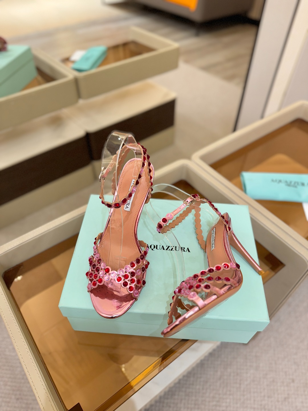 Aquazzura   菠萝   𝐒𝐒  𝐧𝐞𝐰春夏新品高跟凉鞋。满满的钻，超闪 🌸((☀️⥎☀️))🌸