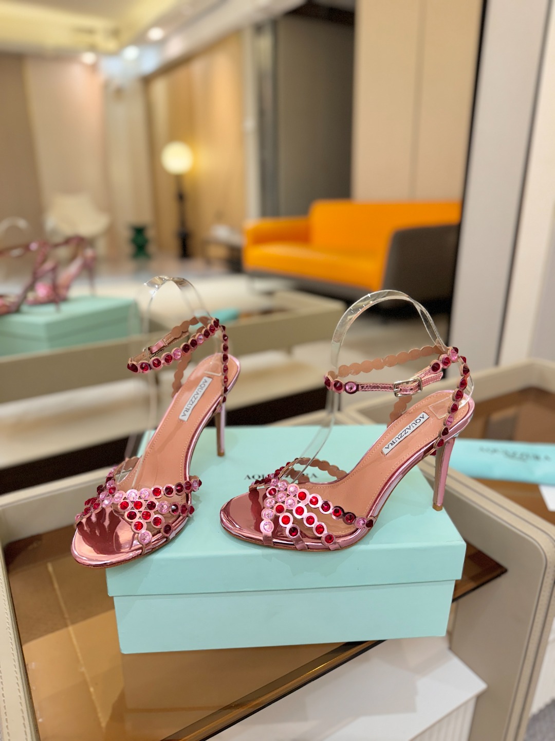 Aquazzura   菠萝   𝐒𝐒  𝐧𝐞𝐰春夏新品高跟凉鞋。满满的钻，超闪 🌸((☀️⥎☀️))🌸