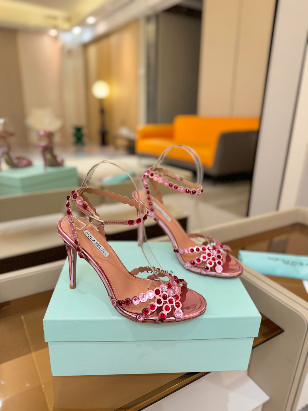 Aquazzura   菠萝   𝐒𝐒  𝐧𝐞𝐰春夏新品高跟凉鞋。满满的钻，超闪 🌸((☀️⥎☀️))🌸