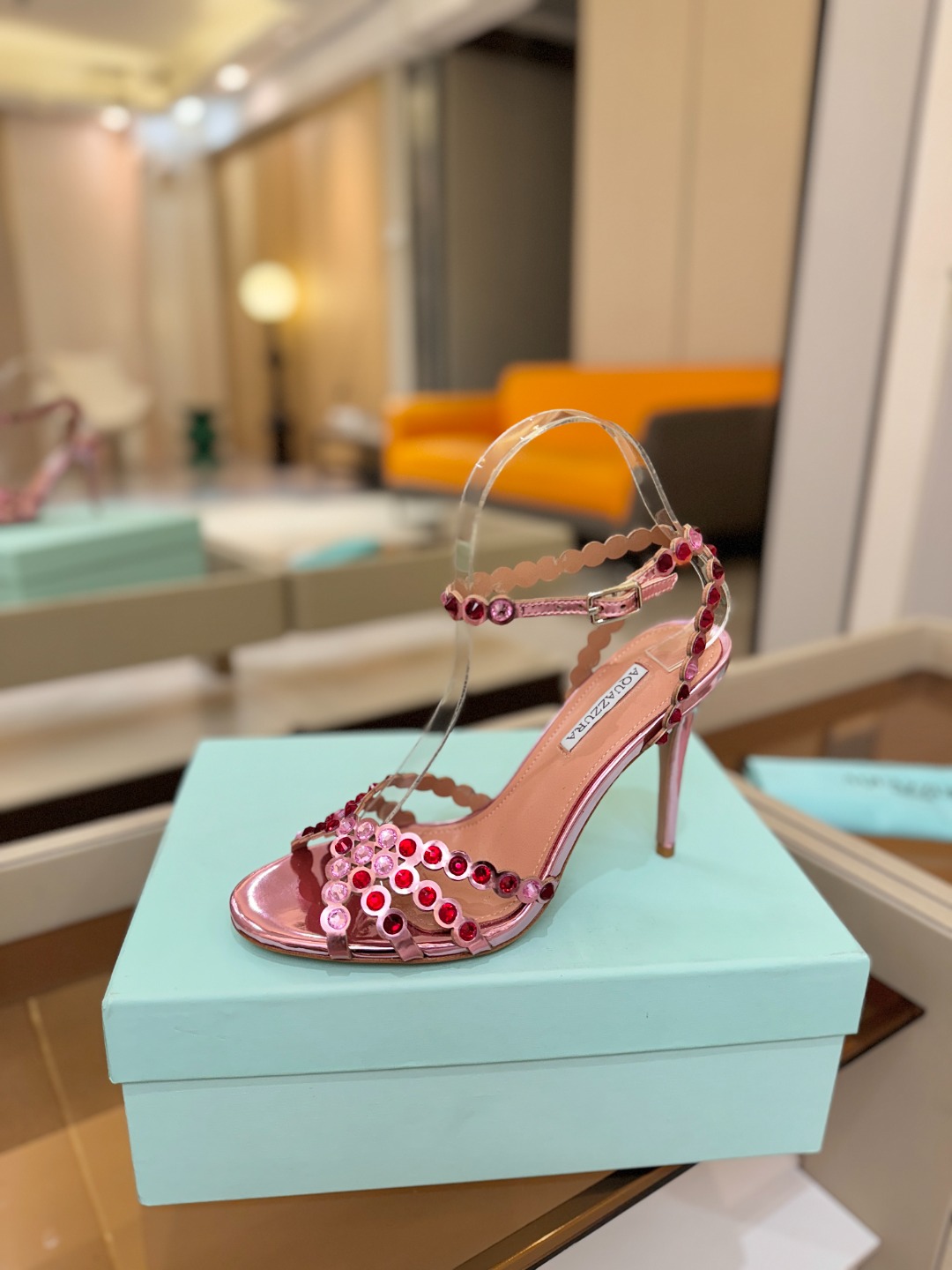 Aquazzura   菠萝   𝐒𝐒  𝐧𝐞𝐰春夏新品高跟凉鞋。满满的钻，超闪 🌸((☀️⥎☀️))🌸