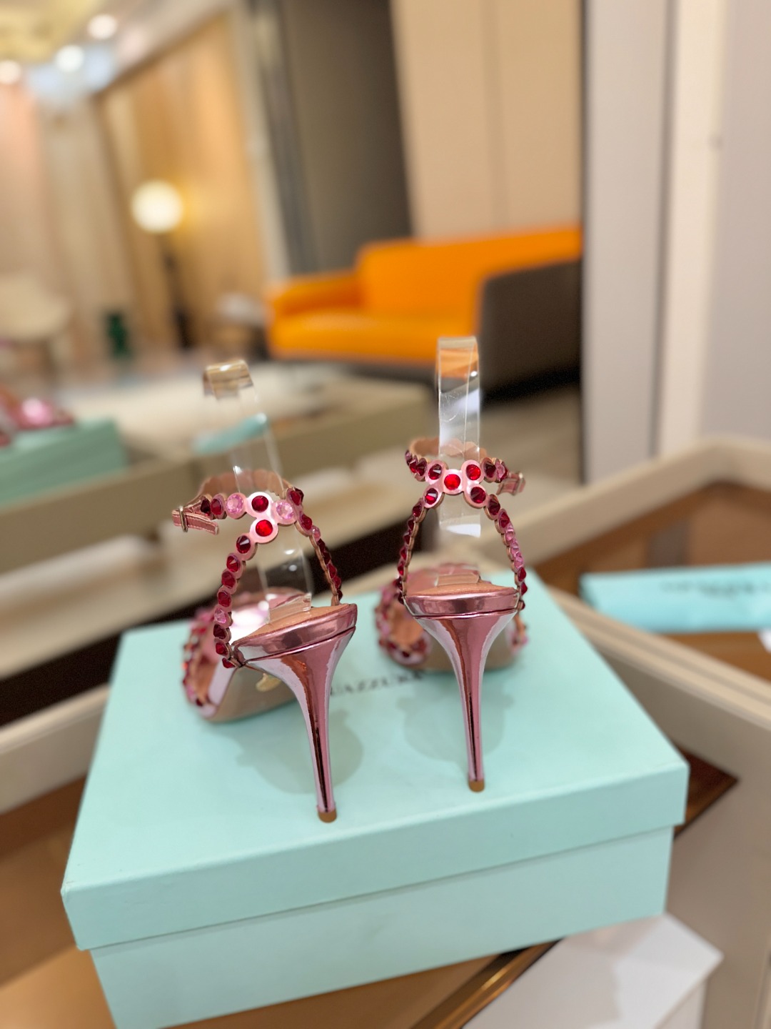 Aquazzura   菠萝   𝐒𝐒  𝐧𝐞𝐰春夏新品高跟凉鞋。满满的钻，超闪 🌸((☀️⥎☀️))🌸