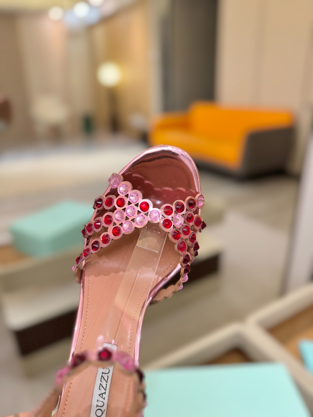 Aquazzura   菠萝   𝐒𝐒  𝐧𝐞𝐰春夏新品高跟凉鞋。满满的钻，超闪 🌸((☀️⥎☀️))🌸