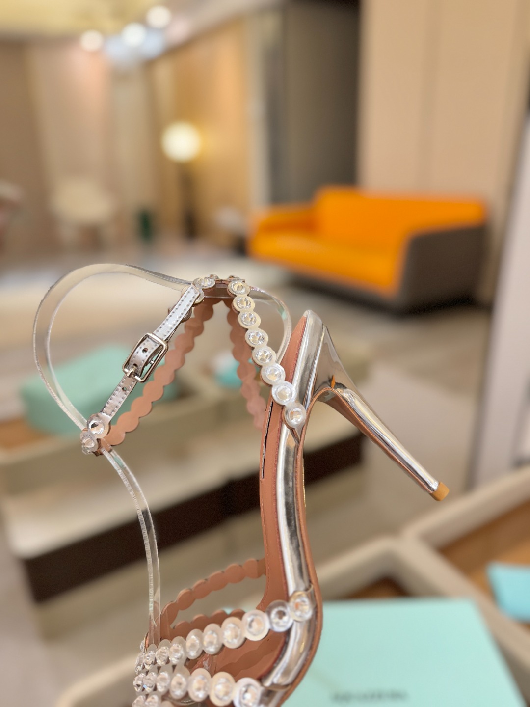 Aquazzura   菠萝   𝐒𝐒  𝐧𝐞𝐰春夏新品高跟凉鞋。满满的钻，超闪 🌸((☀️⥎☀️))🌸