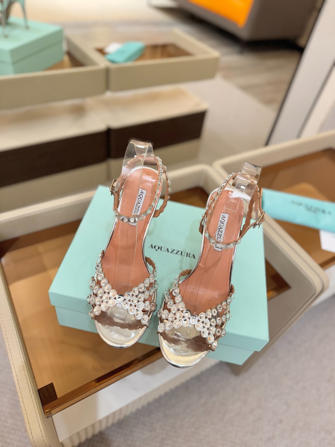 Aquazzura   菠萝   𝐒𝐒  𝐧𝐞𝐰春夏新品高跟凉鞋。满满的钻，超闪 🌸((☀️⥎☀️))🌸