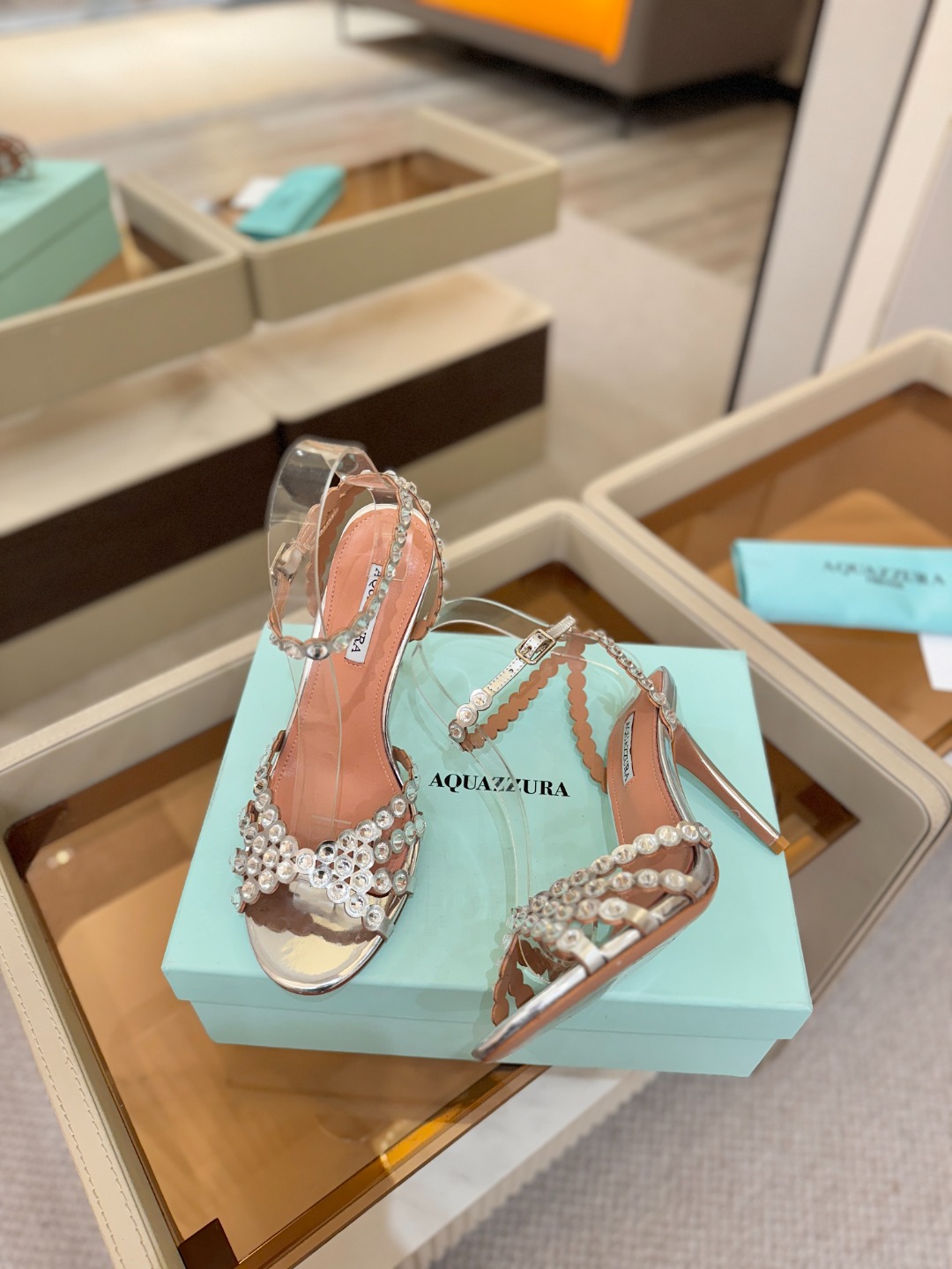 Aquazzura   菠萝   𝐒𝐒  𝐧𝐞𝐰春夏新品高跟凉鞋。满满的钻，超闪 🌸((☀️⥎☀️))🌸