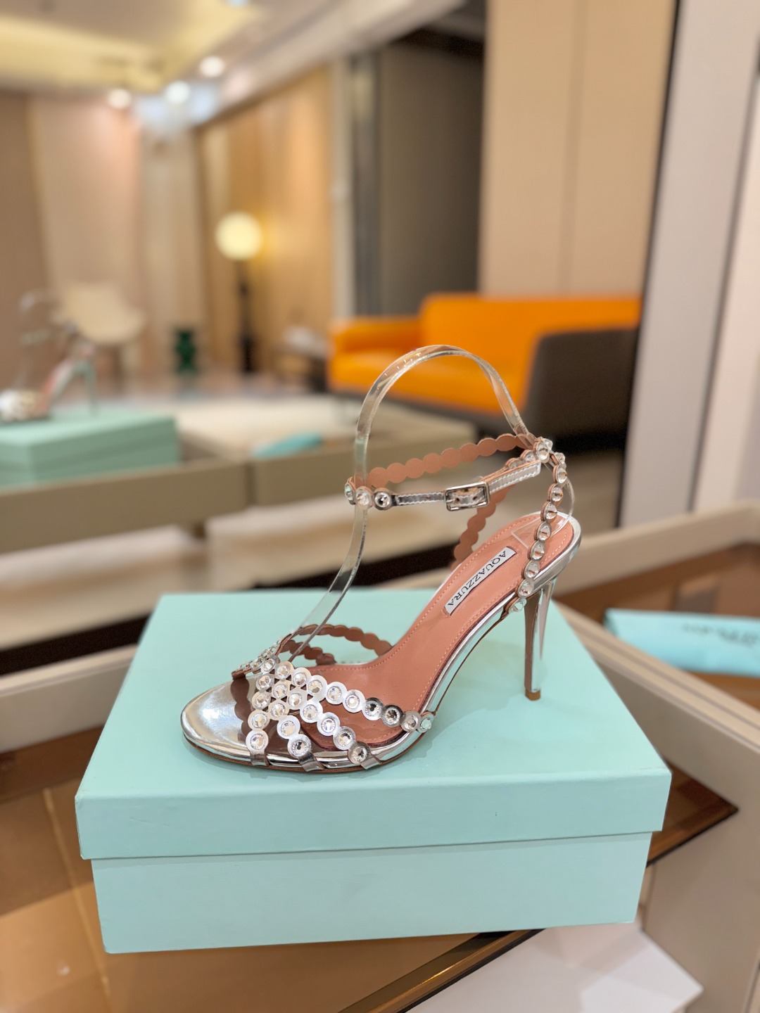 Aquazzura   菠萝   𝐒𝐒  𝐧𝐞𝐰春夏新品高跟凉鞋。满满的钻，超闪 🌸((☀️⥎☀️))🌸