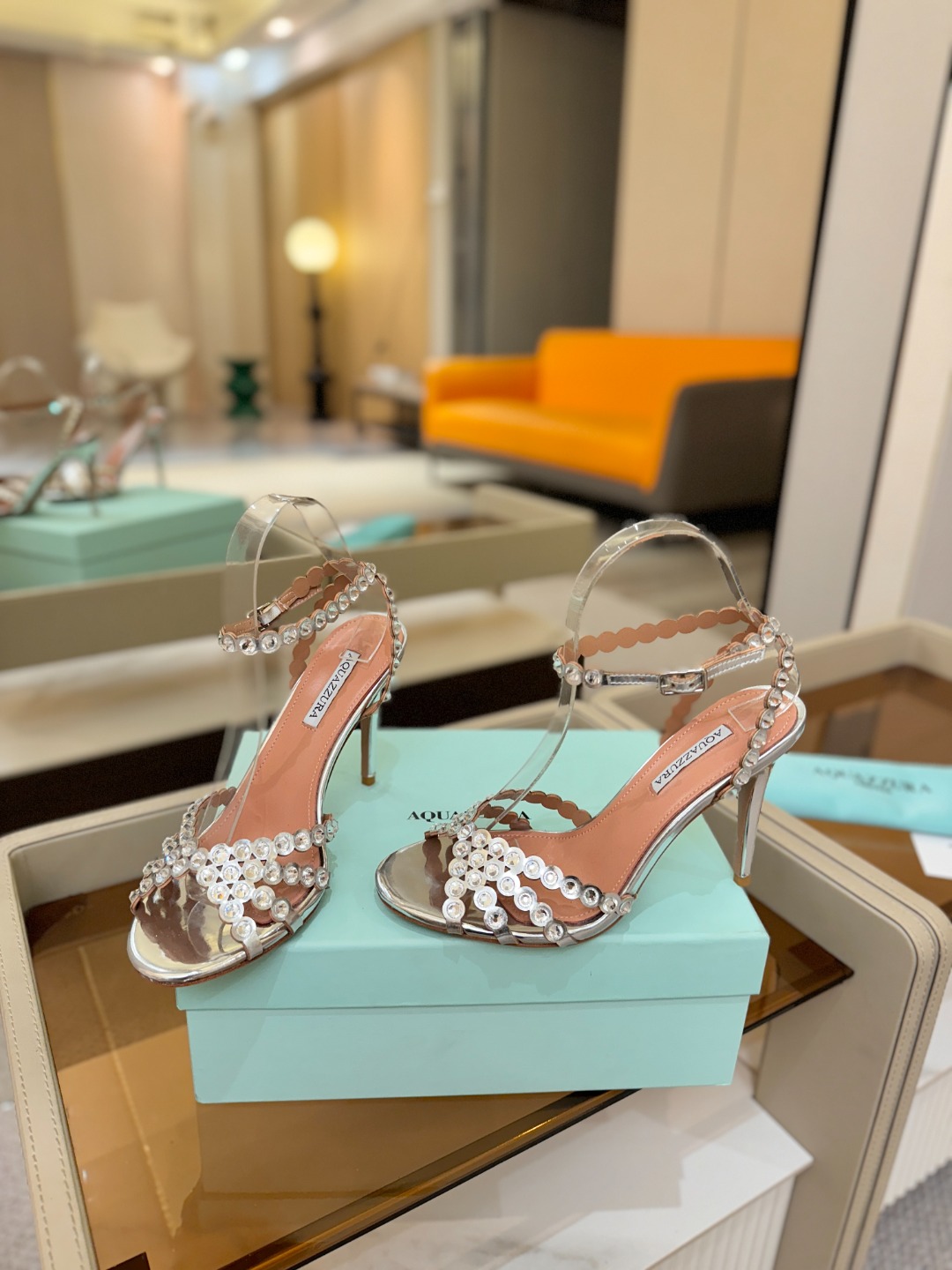 Aquazzura   菠萝   𝐒𝐒  𝐧𝐞𝐰春夏新品高跟凉鞋。满满的钻，超闪 🌸((☀️⥎☀️))🌸