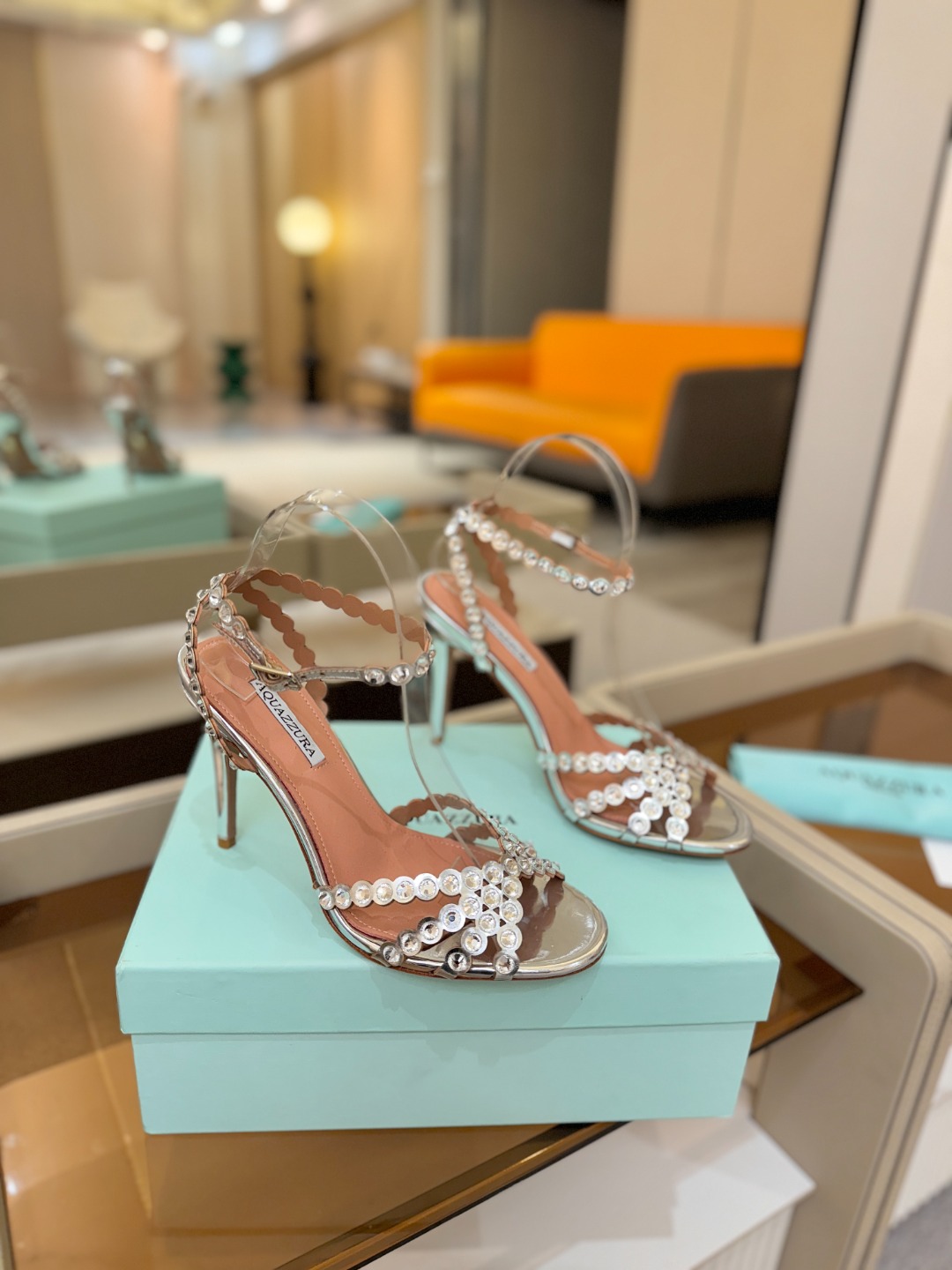 Aquazzura   菠萝   𝐒𝐒  𝐧𝐞𝐰春夏新品高跟凉鞋。满满的钻，超闪 🌸((☀️⥎☀️))🌸