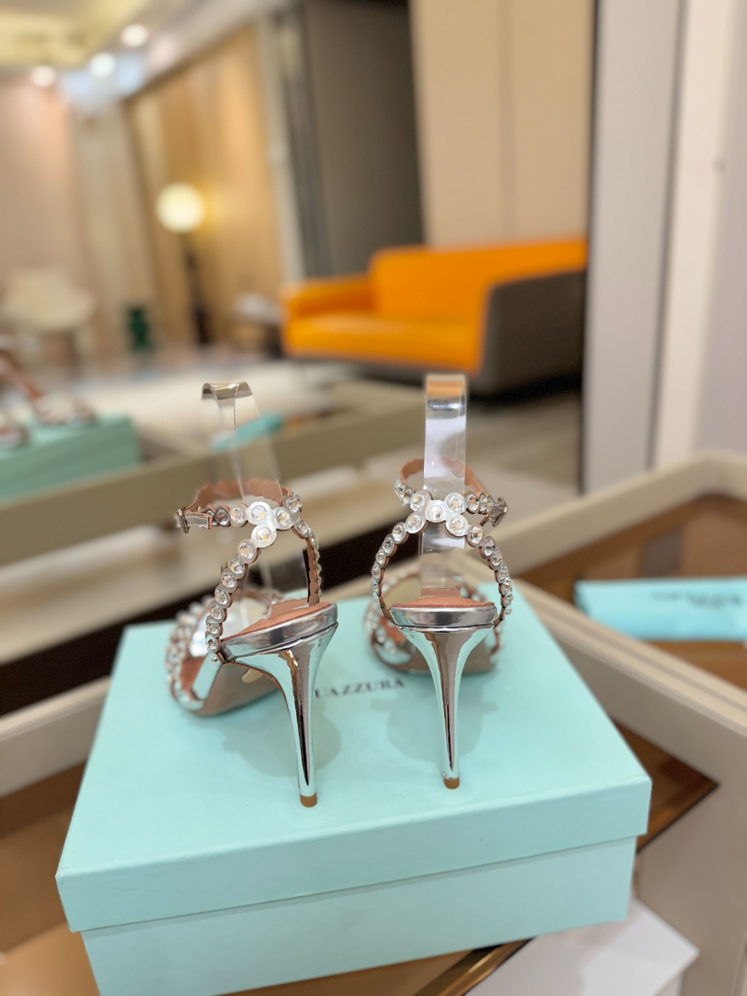 Aquazzura   菠萝   𝐒𝐒  𝐧𝐞𝐰春夏新品高跟凉鞋。满满的钻，超闪 🌸((☀️⥎☀️))🌸