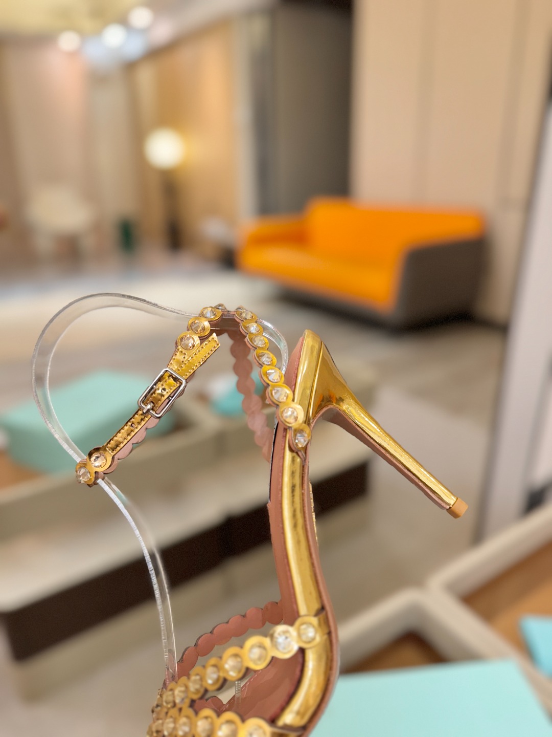 Aquazzura   菠萝   𝐒𝐒  𝐧𝐞𝐰春夏新品高跟凉鞋。满满的钻，超闪 🌸((☀️⥎☀️))🌸