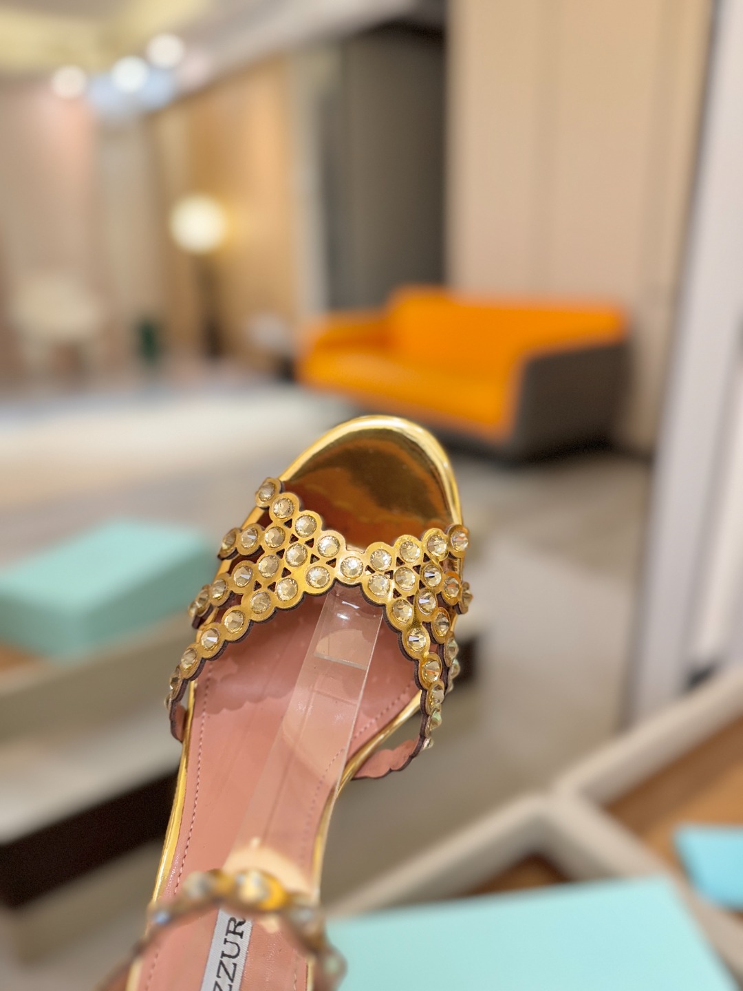 Aquazzura   菠萝   𝐒𝐒  𝐧𝐞𝐰春夏新品高跟凉鞋。满满的钻，超闪 🌸((☀️⥎☀️))🌸