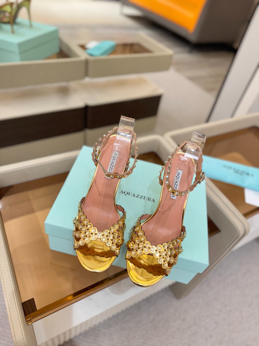 Aquazzura   菠萝   𝐒𝐒  𝐧𝐞𝐰春夏新品高跟凉鞋。满满的钻，超闪 🌸((☀️⥎☀️))🌸