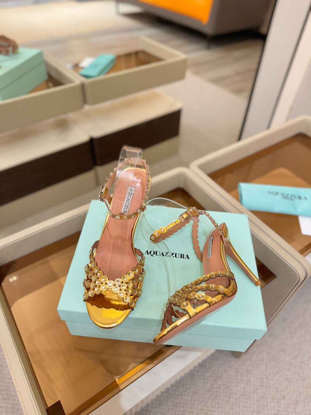 Aquazzura   菠萝   𝐒𝐒  𝐧𝐞𝐰春夏新品高跟凉鞋。满满的钻，超闪 🌸((☀️⥎☀️))🌸