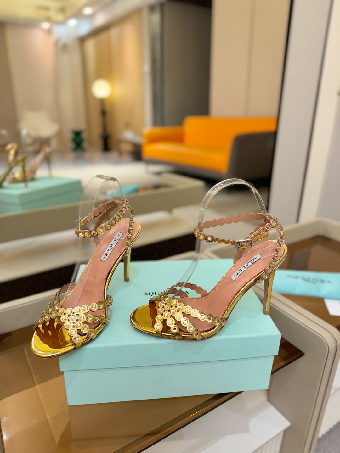 Aquazzura   菠萝   𝐒𝐒  𝐧𝐞𝐰春夏新品高跟凉鞋。满满的钻，超闪 🌸((☀️⥎☀️))🌸