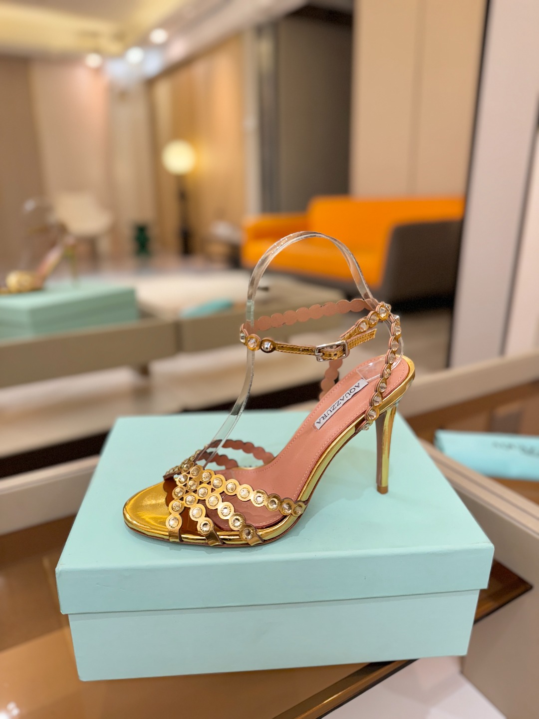 Aquazzura   菠萝   𝐒𝐒  𝐧𝐞𝐰春夏新品高跟凉鞋。满满的钻，超闪 🌸((☀️⥎☀️))🌸