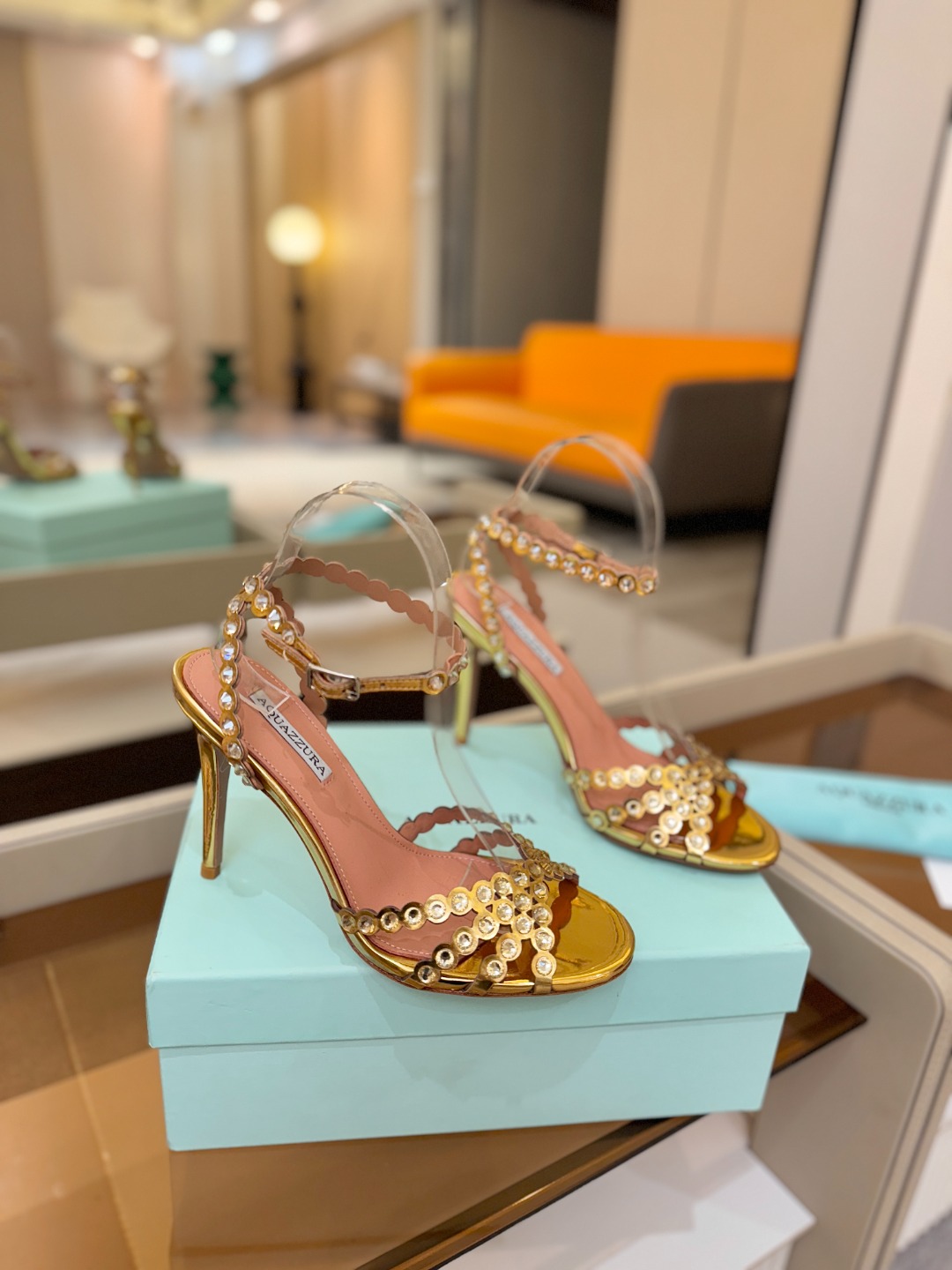 Aquazzura   菠萝   𝐒𝐒  𝐧𝐞𝐰春夏新品高跟凉鞋。满满的钻，超闪 🌸((☀️⥎☀️))🌸